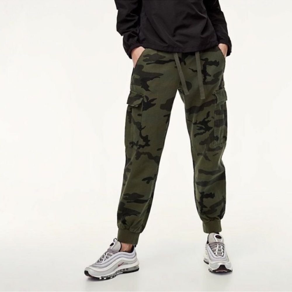 Aritzia TNA Twin Falls Cargo Style Jogger Pants Green Black Camo Print Size 0/S